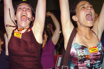 Dos jóvenes celebran en Toulouse la victoria del <i>no</i> en el referéndum francés.