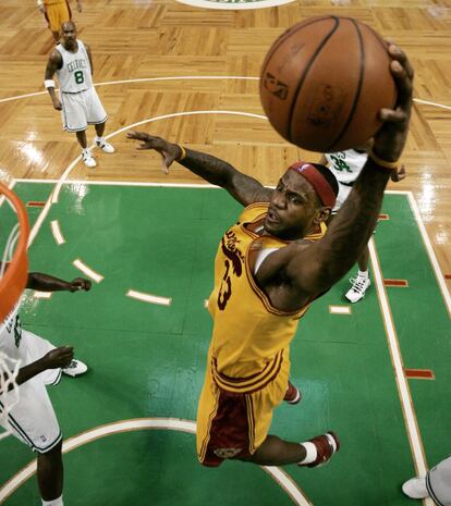 En 2008, LeBron machaca contra los Celtics