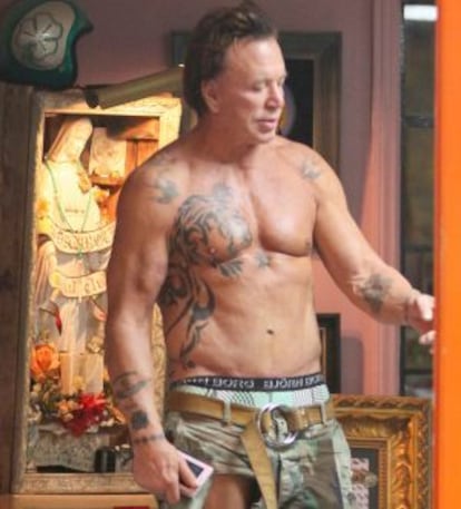 Mickey Rourke ya ha sufrido demasiado en la vida como para ir a pedirle que se ponga una camiseta