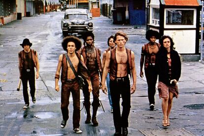 'The Warriors' / 'Los amos de la noche' (Walter Hill, 1979) 
	

	Entre el variado y multiétnico vestuario del que hacían uso las tribus urbanas que poblaban la película, las zapatillas Chuck Taylor fueron uno de sus referentes más clásicos.