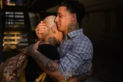 Ángel Bolivar, uno de los migrantes venezolanos deportados por Estados Unidos a El Salvador, abraza a su madre Silvia Cruz luego de su retorno en Valencia, Venezuela.