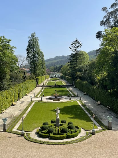 Vista del jardín francés desde el interior del palacio.