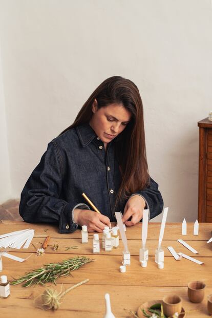 La perfumista, en su taller. 