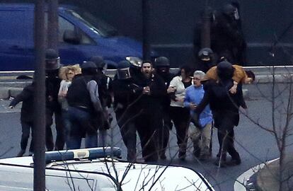 Membres de la Policia francesa evacuen els retinguts a Porte de Vincennes, a París (França).