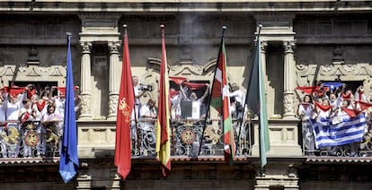 Ayuntamiento de Pamplona con las bandera vasca y espa&ntilde;ola. 