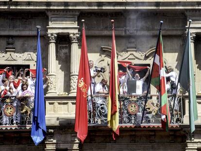 Ayuntamiento de Pamplona con las bandera vasca y espa&ntilde;ola. 