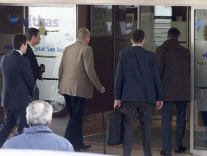 El rey Juan Carlos a su llegada al hospital Vithas San José de Vitoria.