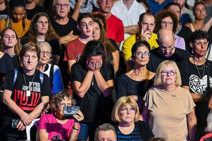 Una mujer llora en la ceremonia de homenaje por los rehenes israelíes en Tel Aviv, este lunes.