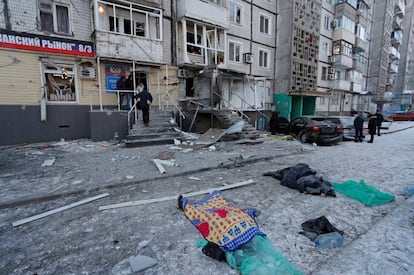 Los cadáveres de dos personas yacen junto a un edificio residencial en la ciudad de Donetsk, este viernes. Un grupo de políticos de varios países europeos ha reclamado en una carta abierta el Nobel de la Paz para el presidente de Ucrania, Volodímir Zelenski, y para el pueblo ucranio. Los firmantes solicitan al Comité del Nobel que reabra el plazo de nominaciones para el premio de 2022, que se cerró el 31 de enero, hasta el 30 de marzo, ante lo que considera "eventos históricos sin precedentes", en alusión a la guerra entre Rusia y Ucrania.