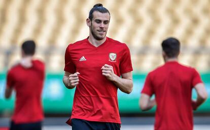 Bale, en un entrenamiento de Gales en China.