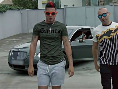 De izquierda a derecha, el cantante Clase-A junto a Francisco Tejón, en un fotograma del videoclip 'Candela'.
