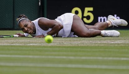 La tenista estadounidense Serena Williams cae al suelo mientras intenta devolver la bola a su compatriota Alison Riske, en el partido de cuartos de final femenino de Wimbledon el 9 de julio.