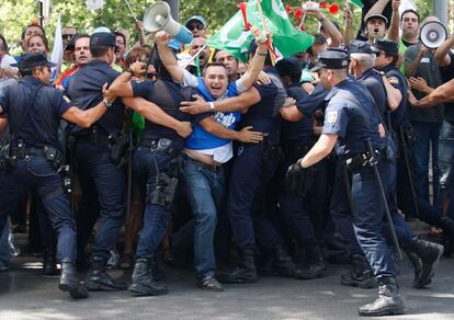 Policías locales y bomberos han increpado este viernes a los asistentes al congreso del Partido Popular que se celebra este fin de semana en Granada.