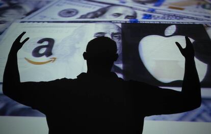 Silueta de una unidad humana frente a los logos de Apple y Amazon en Ankara