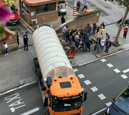 Un camión cisterna choca contra el muro del hospital Sant Pau de Barcelona.