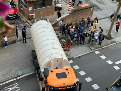 Un camión cisterna choca contra el muro del hospital Sant Pau de Barcelona.