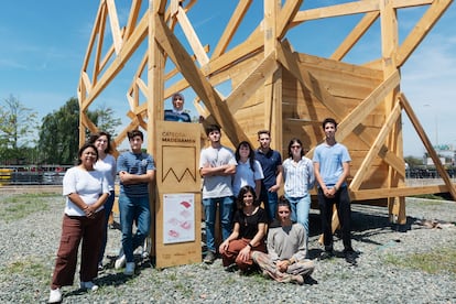 Estructura de la casa de madera realizada por los alumnos -en la imagen- de la Universidad Politécnica de Valencia para los desalojados por catástrofes.