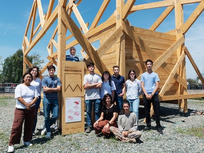 Estructura de la casa de madera realizada por los alumnos -en la imagen- de la Universidad Politécnica de Valencia para los desalojados por catástrofes.