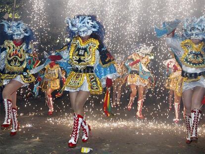 Mujeres bailan en La Paz para reivindicar el origen de la Diablada (Bolivia).