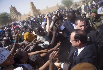 Un grupo de malienses reciben al presidente François Hollande en Tombuctú.