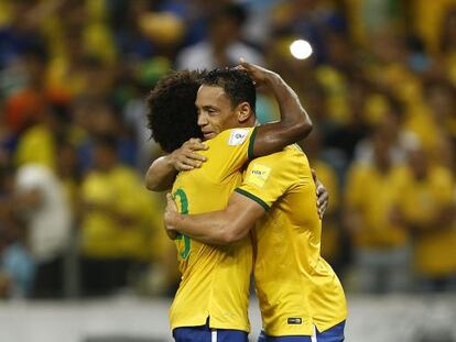 Ricardo y Willian de Brasil celebran la victoria.
