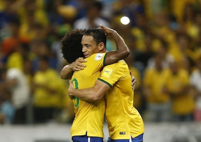 Ricardo e Willian do Brasil celebram a vitória.