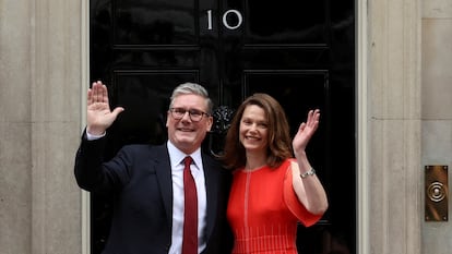 Keir Starmer entra en el 10 de Downing Street, la residencia oficial del primer ministro, junto a su esposa, Victoria Starmer, el 5 de julio.