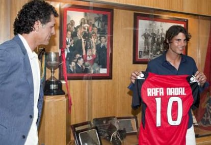 El tenista Rafa Nadal junto con su tío Miquel Ángel Nadal, nuevo segundo entrenador del Mallorca, en su presentación como accionista.