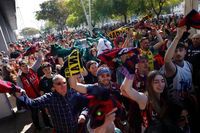 Seguidores de varios clubes de la Liga Endesa el pasado sábado durante la marcha de las aficiones en la fase final de la Copa del Rey de baloncesto. Foto: Cristóbal Castro