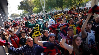 Seguidores de varios clubes de la Liga Endesa el pasado sábado durante la marcha de las aficiones en la fase final de la Copa del Rey de baloncesto. Foto: Cristóbal Castro