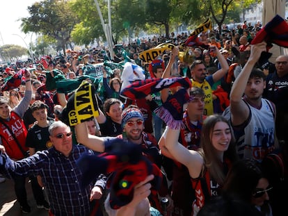 Seguidores de varios clubes de la Liga Endesa el pasado sábado durante la marcha de las aficiones en la fase final de la Copa del Rey de baloncesto. Foto: Cristóbal Castro