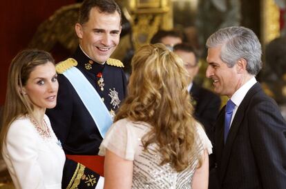 Adolfo Suárez Illana, hijo del expresidente del Gobierno, junto a su mujer durante la recepción institucional.