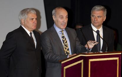 El grupo cómico Tricicle, galardonado con la Medalla al Mérito en las Bellas Artes 2009, se dirige al público asistente en la ceremonia de entrega.