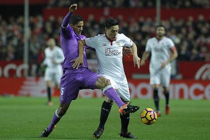 Nasri, intenta el control del balón ante Varane.