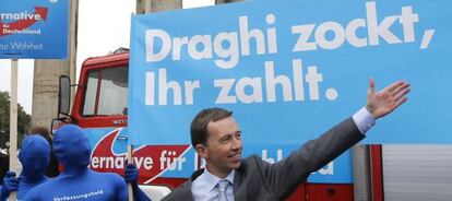 Bernd Lucke, l&iacute;der de AfD, se&ntilde;ala un cartel de su formaci&oacute;n que reza &quot;Draghi apuesta, usted paga&quot;. 