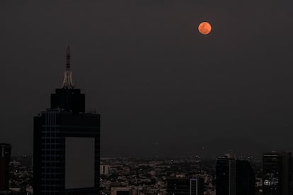 La Luna brilla sobre Ciudad de México al inicio del eclipse lunar total.