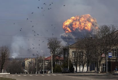 Una gran nube de humo se eleva tras unos edificios después de la explosión de un depósito de municiones de las Fuerzas Armadas, en Balakiya (Ucrania).