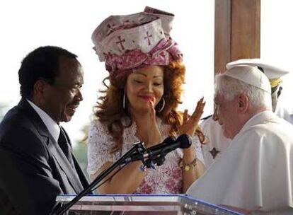 El presidente de Camerún, Paul Biya, y su esposa, Chantal, saludan a Benedicto XVI en Yaundé.