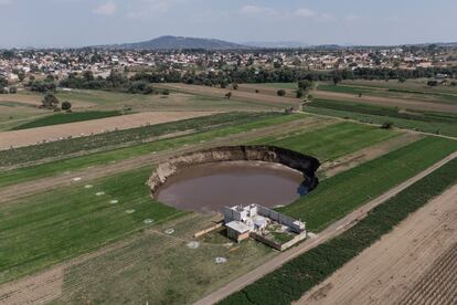 Vista aérea del socavón que sorprendió a los habitantes de Santa María Zacatepec en el Estado de Puebla, México, el 1 de junio de 2021. La hipótesis de los investigadores fue que no era por causas naturales sino por la sobreexplotación hídrica, la sequía y la erosión por actividades humanas. 