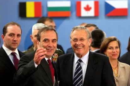 Alonso, con Rumsfeld hoy en Bruselas.