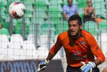 Munúa sale a por la pelota en un partido contra el Betis.