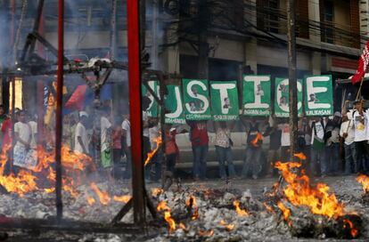 Manifestantes filipinos piden justicia durante una protesta contra las violaciones de los derechos humanos perpetradas por el ejército y los grupos militares, frente al Palacio Presidencial de Manila.