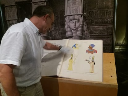 El conservador del Museu Egipci Luis Manuel Gonzálvez muestra uno de los libros de la exposición.