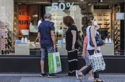 Consumidores en una calle comercial de Valencia.