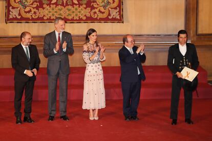 El torero Morante de la Puebla (primero por la derecha) recoge el Premio Nacional de Tauromaquia de 2021 en Zaragoza. Desde la izquierda, el presidente de Aragón, Javier Lambán, los reyes Felipe y Letizia y el ministro de Cultura y Deporte, Miquel Iceta.