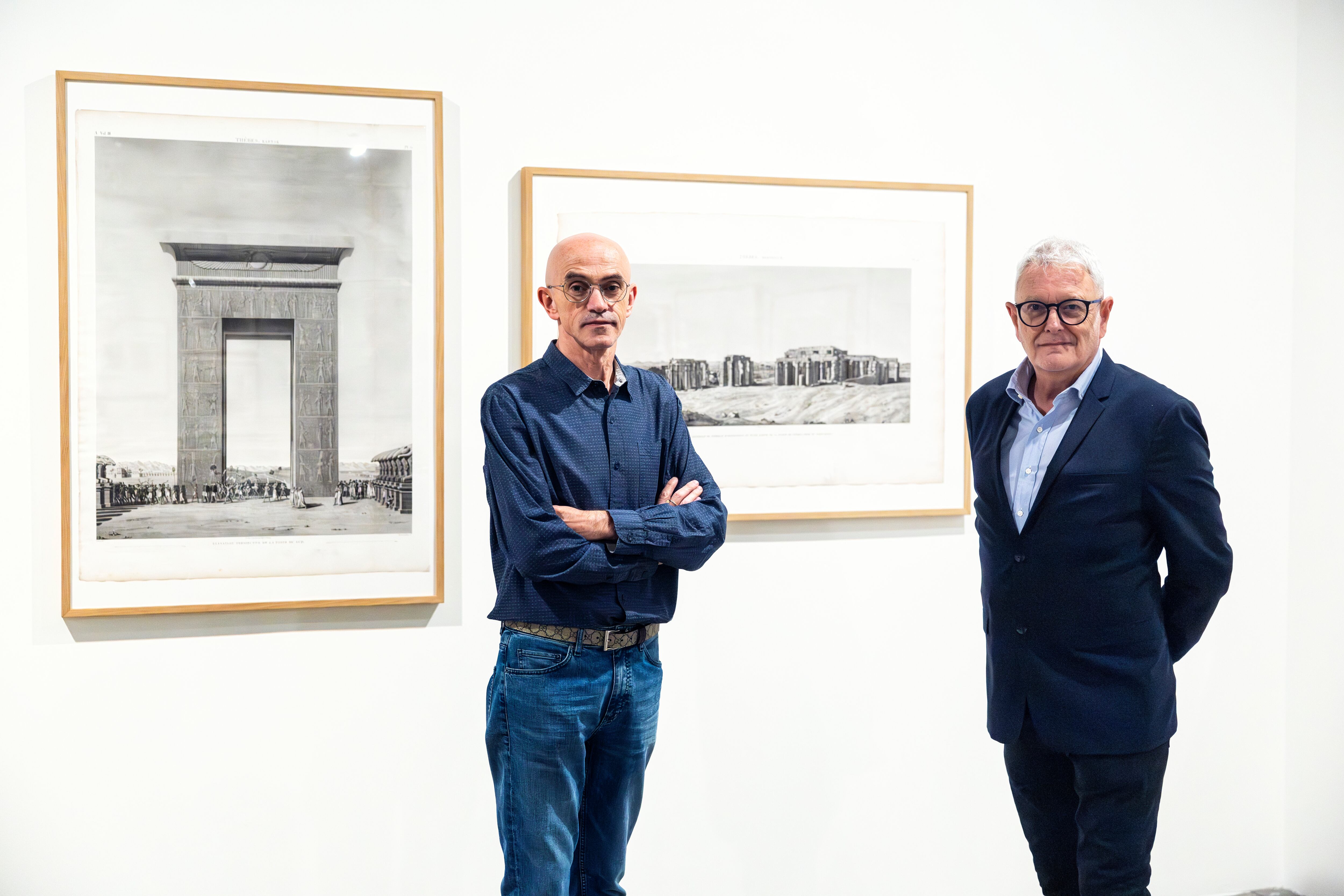 Valentín Vallhonrat (con chaqueta) e Ignacio Miguéliz, comisarios de la exposición 'El sueño de la razón. Del Siglo de las Luces a la inteligencia artificial' en Espacio Fundación Telefónica de Madrid.