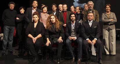 Familia y amigos durante la presentación del memorial en el Teatro Español.