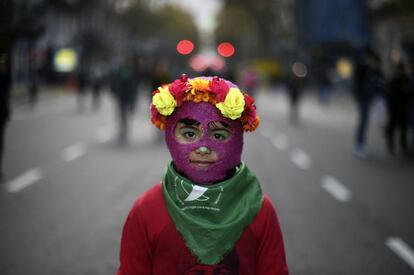 Una niña participa en una marcha convocada por el movimiento "Ni una menos" contra la violencia machista en Buenos Aires (Argentina).