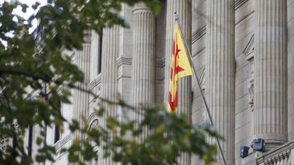 La bandera independentista catalana ondea en el balcón de la Diputación de Gipuzkoa, en una imagen de noviembre de 2014.