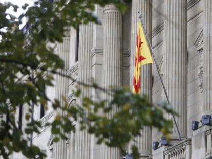 La bandera independentista catalana ondea en el balc&oacute;n de la Diputaci&oacute;n de Gipuzkoa, en una imagen de noviembre de 2014.